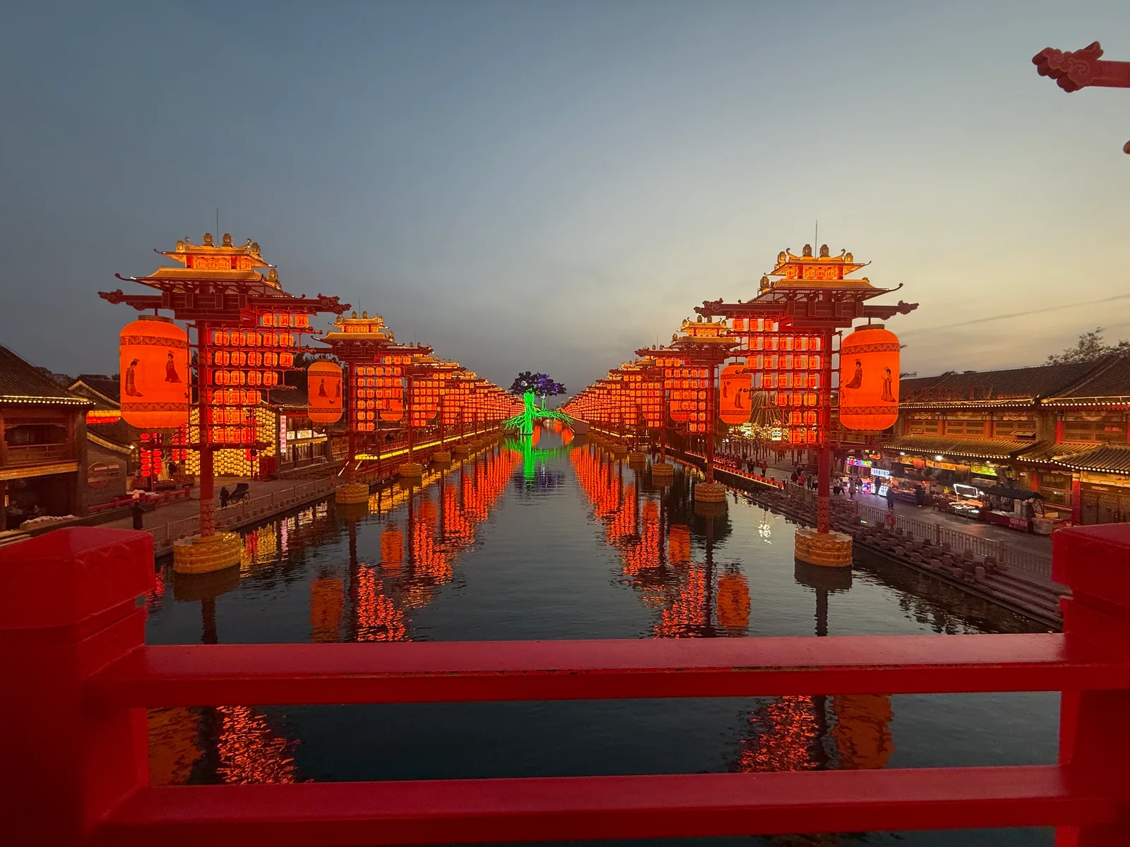 河头老街灯笼倒映在河面的旅行相册封面